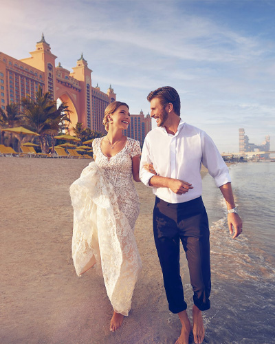 couple at atlantis the palm with Dubai Honyemoon Packages